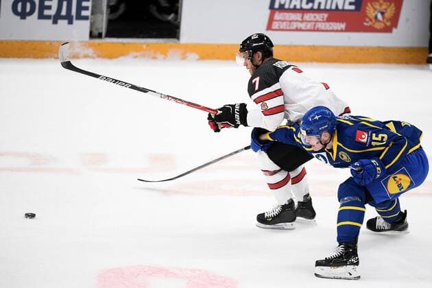Russia Ice hockey, Eishockey Euro Tour Canada - Sweden 6723750 17.12.2021 Mat Robinson, left, and Sweden s Gustav Rydahl struggle for a puck during the Channel One Cup match of the Euro Hockey Tour between Canada and Sweden, in Moscow, Russia. Vladimir Astapkovich Sputnik Moscow Russia  Copyright: xVladimirxAstapkovichx