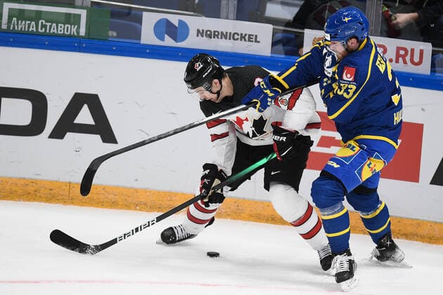 Russia Ice hockey, Eishockey Euro Tour Canada - Sweden 6723763 17.12.2021 Canada s Jordan Weal, left, and Sweden s Niklas Hansson struggle for a puck during the Channel One Cup match of the Euro Hockey Tour between Canada and Sweden, in Moscow, Russia. Vladimir Astapkovich Sputnik Moscow Russia  Copyright: xVladimirxAstapkovichx
