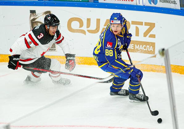 211217 Malte Strömwall of Sweden and C John Gilmore of Canada during the Channel One Cup ice hockey game between Canada and Sweden on December 17, 2021 in Moscow Photo Vasily Ponomarev BILDBYRAN cop 322 bbeng ishockey ice hockey sverige sweden Canada channel one cup,  Copyright: VASILYxPONOMAREV BB211217BB416