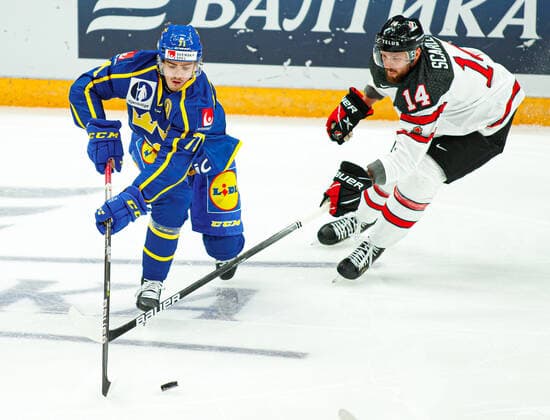 211217 Isak Brennström of Sweden against Rice Scarlett of Canada during the Channel One Cup ice hockey game between Canada and Sweden on December 17, 2021 in Moscow Photo Vasily Ponomarev BILDBYRAN cop 322 bbeng ishockey ice hockey sverige sweden Canada channel one cup,  Copyright: VASILYxPONOMAREV BB211217BB421