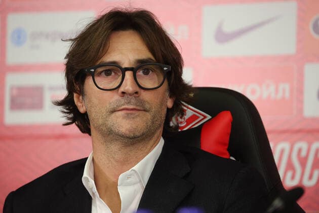 MOSCOW, RUSSIA - DECEMBER 17, 2021: Paolo Vanoli attends a press conference, PK, Pressekonferenz on his appointment as new Spartak Moscow head coach. Vanoli, 49, used to assist Inter Milan and Chelsea head coach Antonio Conte as well as Gian Piero Ventura during his tenure with the Italian national team, Nationalteam Sergei Bobylev TASS  TS11C2AB