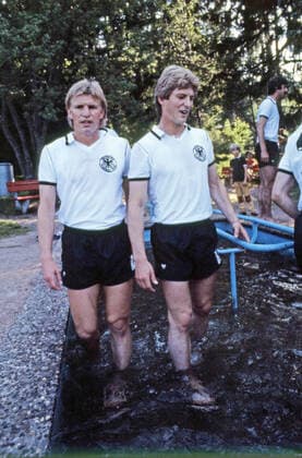 10.05.82 DFB Trainingslager Schluchsee Deutschland, Schluchsee, 10.05.1982, Fussball, DFB Trainingslager am Schluchsee im Schwarzwald: Förster Brüder Bernd (links) und Karlheinz (rechts) im Kneipp Becken. *** 10 05 82 DFB training camp Schluchsee Germany, Schluchsee, 10 05 1982, Football, DFB training camp at Schluchsee in the Black Forest Forester brothers Bernd left and Karlheinz right in the Kneipp basin