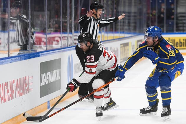 Russia Ice hockey, Eishockey Euro Tour Canada - Sweden 6723825 17.12.2021 Canada s Philippe Maillet and Sweden s Oscar Engsund struggle for a puck during the Channel One Cup match of the Euro Hockey Tour between Canada and Sweden, in Moscow, Russia. Vladimir Astapkovich Sputnik Moscow Russia  Copyright: xVladimirxAstapkovichx