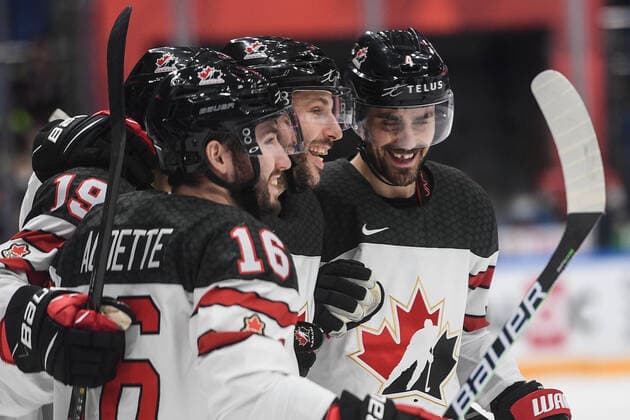Russia Ice hockey, Eishockey Euro Tour Canada - Sweden 6723833 17.12.2021 Canada s players celebrate a goal with Daniel Audette during the Channel One Cup match of the Euro Hockey Tour between Canada and Sweden, in Moscow, Russia. Vladimir Astapkovich Sputnik Moscow Russia  Copyright: xVladimirxAstapkovichx
