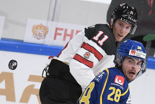 Russia Ice hockey, Eishockey Euro Tour Canada - Sweden 6723885 17.12.2021 Canada s Adam Tambellini, left, and Sweden s Oscar Engsund struggle for a puck during the Channel One Cup match of the Euro Hockey Tour between Canada and Sweden, in Moscow, Russia. Vladimir Astapkovich Sputnik Moscow Russia  Copyright: xVladimirxAstapkovichx