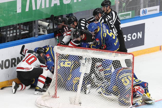 Sport Bilder des Tages MOSCOW, RUSSIA â€“ DECEMBER 17, 2021: Players fight during a 2021 Channel One Cup Ice hockey, Eishockey match between the national teams of Canada and Sweden at CSKA Arena as part of the 2021 22 Euro Hockey Tour. Valery Sharifulin TASS  TS11C339