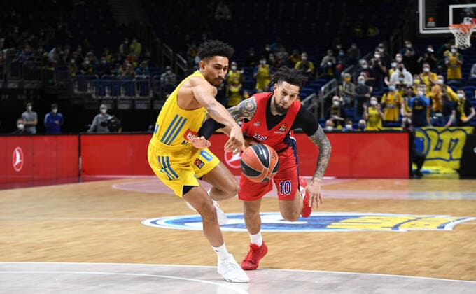Basketball, Men, 2021 2022 season, Turkish Airlines EuroLeague matchday 16 , Alba Berlin ZSKA Moscow, v l Maodo Lo Alba Berlin , Daniel Hackett ZSKA Moscow , 17 12 2021, Copyright: xSebastianxRäppold MatthiasxKochx