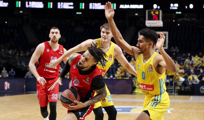 Daniel Hackett, Ben Lammers, Maodo Lo action game scene duel sports basketball Euroleague EL mens season 2021 2022 17 12 2021 ALBA Berlin vs ZSKA Moscow