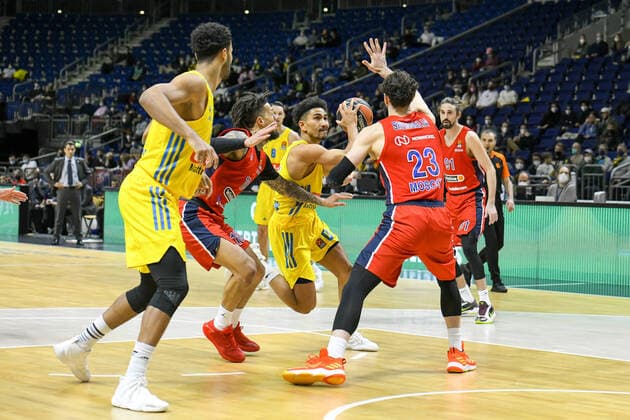 17 12 2021, xlakx, Basketball EuroLeague, Alba Berlin ZSKA Moscow emspor, v l Daniel Hackett ZSKA Moscow No 10 ,Maodo Lo Alba Berlin No 0 ,Tornike Shengelia ZSKA Moscow No 23 , Berlin.