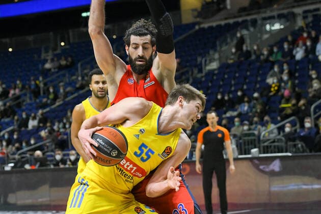 17 12 2021, xlakx, Basketball EuroLeague, Alba Berlin ZSKA Moscow emspor, v l Ben Lammers Alba Berlin No 55 ,Tornike Shengelia ZSKA Moscow No 23 Berlin