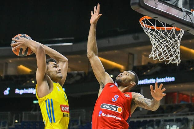 17 12 2021, xlakx, Basketball EuroLeague, Alba Berlin ZSKA Moscow emspor, v l Oscar Da Silva Alba Berlin No 1 ,Joel Bolomboy ZSKA Moscow No 3 Berlin