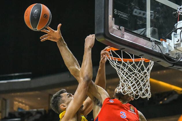 17 12 2021, xlakx, Basketball EuroLeague, Alba Berlin ZSKA Moscow emspor, v l Oscar Da Silva Alba Berlin No 1 ,Joel Bolomboy ZSKA Moscow No 3 , Berlin.