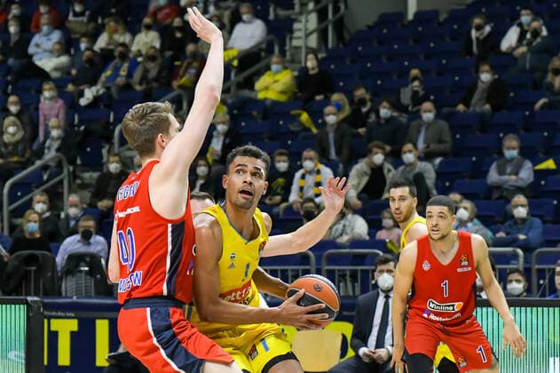 17 12 2021, xlakx, Basketball EuroLeague, Alba Berlin ZSKA Moscow emspor, v l Marius Grigonis ZSKA Moscow No 40 ,Oscar Da Silva Alba Berlin No 1 ,Gabriel Iffe Lundberg ZSKA Moscow No 1 Berlin.
