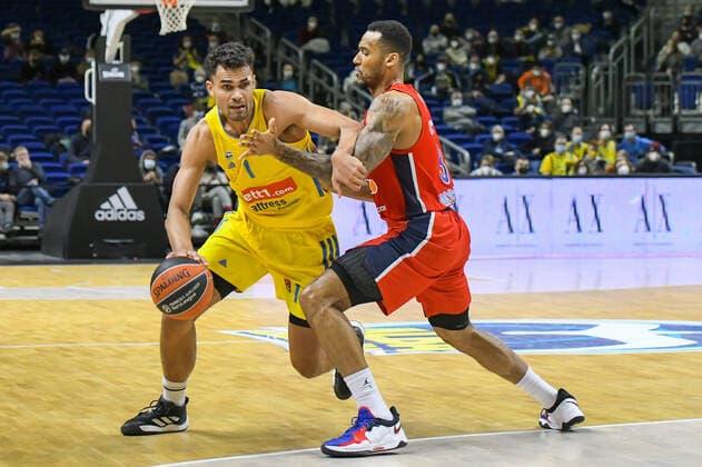 17 12 2021, xlakx, Basketball EuroLeague, Alba Berlin ZSKA Moscow emspor, v l Oscar Da Silva Alba Berlin No 1 ,Joel Bolomboy ZSKA Moscow No 3 duel, action, action, battle for the ball Berlin
