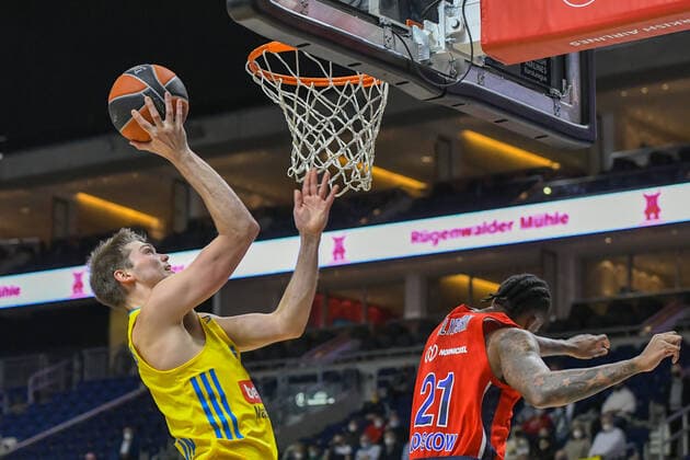 17 12 2021, xlakx, Basketball EuroLeague, Alba Berlin ZSKA Moscow emspor, v l Ben Lammers Alba Berlin No 55 ,Will Clyburn ZSKA Moscow No 21 with Korbleger Berlin