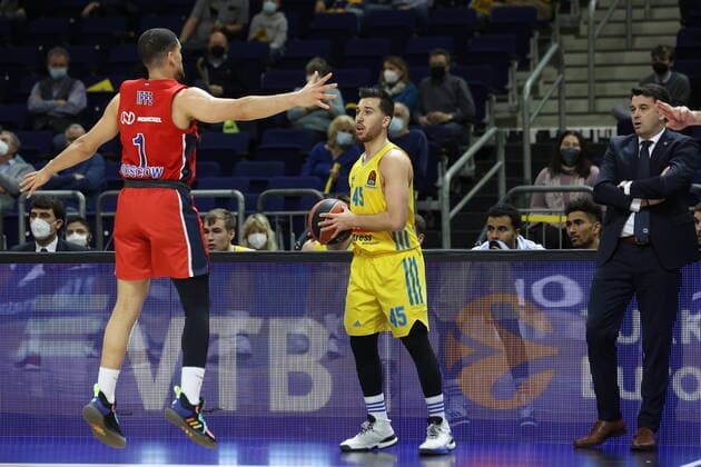 DEU, Euroleague, ALBA vs Moscow, 17 12 2021, Mercedes Benz Arena, Berlin, DEU, Euroleague, ALBA vs Moscow, pictured is Tamir Blatt ALBA Berlin 45 , head coach Israel Gonz‡lez ALBA Berlin , Gabriel Lundberg ZSKA Moscow 1 nordphotoxGmbHx xEngler nph00076