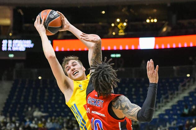17 12 2021, xlakx, Basketball EuroLeague, Alba Berlin ZSKA Moscow emspor, v l Malte Delow Alba Berlin No 6 ,Daniel Hackett ZSKA Moscow No 10 ,duel, action, action, battle for the ball Berlin