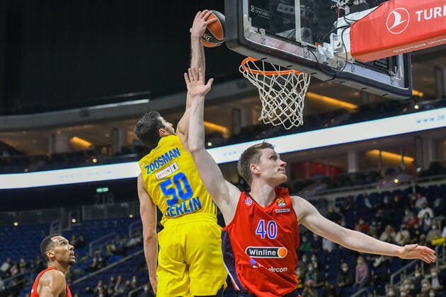 17 12 2021, xlakx, Basketball EuroLeague, Alba Berlin ZSKA Moscow emspor, v l Yovel Zoosman Alba Berlin No 50 ,Marius Grigonis ZSKA Moscow No 40 with Korbleger Berlin