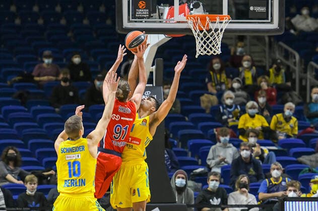 17 12 2021, xlakx, Basketball EuroLeague, Alba Berlin ZSKA Moscow emspor, v l Tim Schneider Alba Berlin No 10 , Alexey Shved ZSKA Moscow No 91 ,Oscar Da Silva Alba Berlin No 1 Berlin