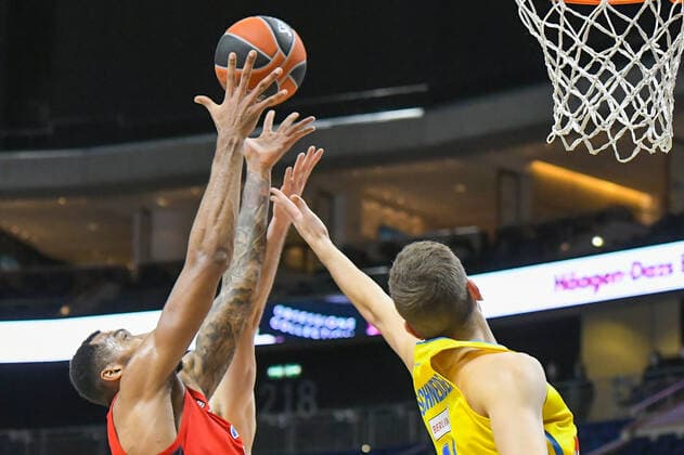 17 12 2021, xlakx, Basketball EuroLeague, Alba Berlin ZSKA Moscow emspor, v l Joel Bolomboy ZSKA Moscow No 3 ,Tim Schneider Alba Berlin No 10 Berlin.