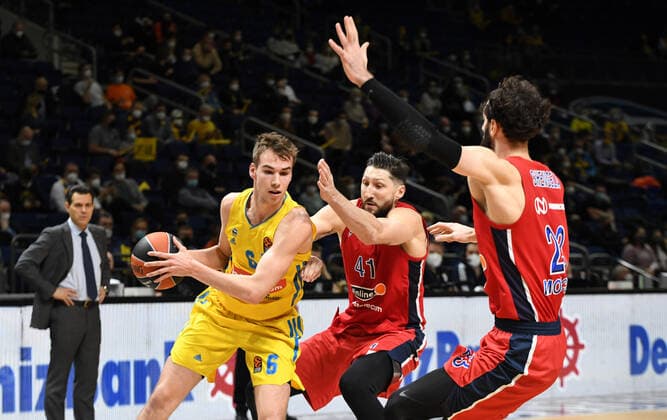 Basketball, Men, 2021 2022 season, Turkish Airlines EuroLeague 16 matchday , Alba Berlin ZSKA Moscow, v l Malte Delow Alba Berlin , Nikita Kurbanov ZSKA Moscow , Tornike Shengelia ZSKA Moscow , 17 12 2021, Copyright: xSebastianxRäppold MatthiasxKochx