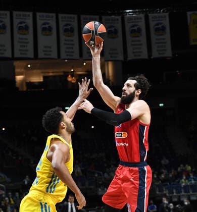 Basketball, Men, 2021 2022 season, Turkish Airlines EuroLeague 16 matchday , Alba Berlin ZSKA Moscow, v l Johannes Thiemann Alba Berlin , Tornike Shengelia ZSKA Moscow , 17 12 2021, Copyright: xSebastianxRäppold MatthiasxKochx