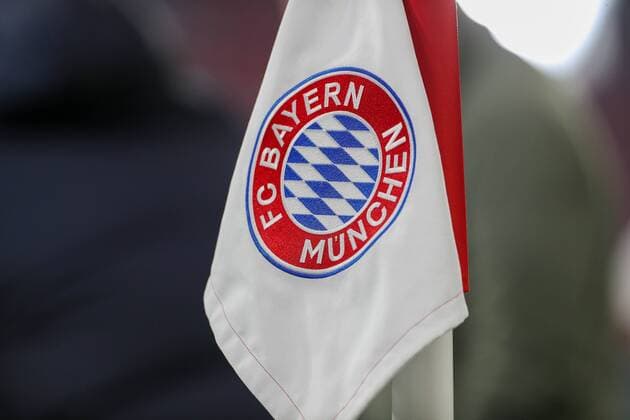 Corner flag FC Bayern Logo, FC Bayern Muenchen vs VfL Wolfsburg, 1 Bundesliga, 17 Spieltag, 17 12 2021 DFB regulations prohibit any use of photographs as image sequences and or quasi video Muenchen Bayern Germany Copyright: xkolbert-press ChristianxKolbertx