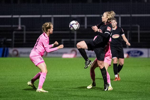FLYERALARM Women Football Bundesliga 1 FC Koeln SGS Essen 17 12 2021 Beke Sterner 19, SGS Essen , Weronika Zaistowska 24, 1 FC Koeln FLYERALARM Women Football Bundesliga, 1 FC Koeln SGS Essen, Koeln, Franz Kremer Stadion DFL REGULATIONS PROHIBIT ANY USE OF PHOTOGRAPHS AS IMAGE SEQUENCES AND OR QUASI VIDEO Copyright: xBEAUTIFULxSPORTS Wunderlx