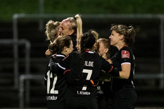 FLYERALARM Women Football Bundesliga 1 FC Koeln SGS Essen 17 12 2021 Sharon Beck 10, 1 FC Koeln scores early for 1 0 cheer FLYERALARM Women Football Bundesliga, 1 FC Koeln SGS Essen, Koeln, Franz Kremer Stadion DFL REGULATIONS PROHIBIT ANY USE OF PHOTOGRAPHS AS IMAGE SEQUENCES AND OR QUASI VIDEO Copyright: xBEAUTIFULxSPORTS Wunderlx