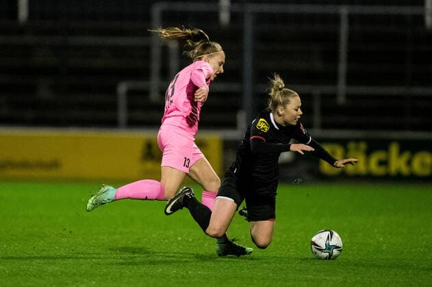 FLYERALARM Women Football Bundesliga 1 FC Koeln SGS Essen 17 12 2021 Maike Berentzen 13, SGS Essen , Weronika Zaistowska 24, 1 FC Koeln FLYERALARM Women Football Bundesliga, 1 FC Koeln SGS Essen, Koeln, Franz Kremer Stadion DFL REGULATIONS PROHIBIT ANY USE OF PHOTOGRAPHS AS IMAGE SEQUENCES AND OR QUASI VIDEO Copyright: xBEAUTIFULxSPORTS Wunderlx