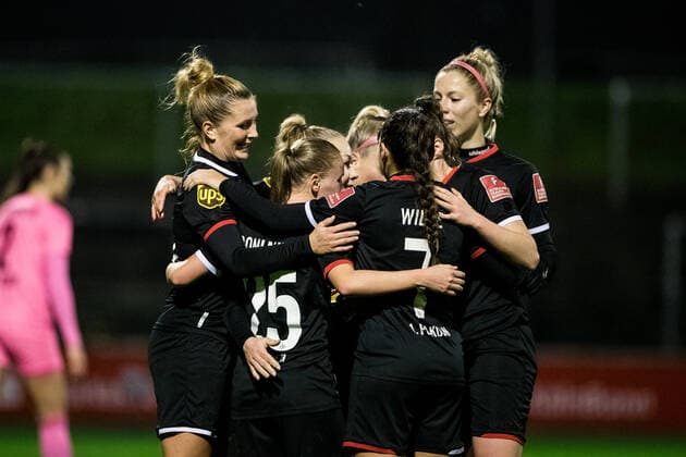 FLYERALARM Frauen Fussball Bundesliga 1 FC Koeln SGS Essen 17 12 2021 Cheer for 2 0 by Laura Donhauser 25, 1 FC Koeln FLYERALARM Frauen Fussball Bundesliga, 1 FC Koeln SGS Essen, Koeln, Franz Kremer Stadion DFL REGULATIONS PROHIBIT ANY USE OF PHOTOGRAPHS AS IMAGE SEQUENCES AND OR QUASI VIDEO Copyright: xBEAUTIFULxSPORTS Wunderlx