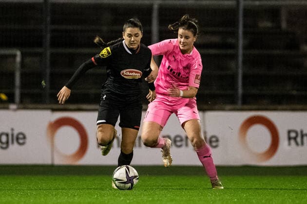 FLYERALARM Women Football Bundesliga 1 FC Koeln SGS Essen 17 12 2021 Manjou Wilde 7, 1 FC Koeln , Katharina Piljic 27, SGS Essen FLYERALARM Women Football Bundesliga, 1 FC Koeln SGS Essen, Koeln, Franz Kremer Stadion DFL REGULATIONS PROHIBIT ANY USE OF PHOTOGRAPHS AS IMAGE SEQUENCES AND OR QUASI VIDEO Copyright: xBEAUTIFULxSPORTS Wunderlx