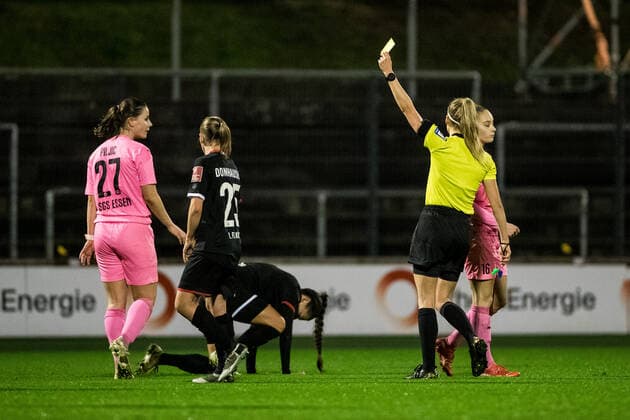 FLYERALARM Women Football Bundesliga 1 FC Koeln SGS Essen 17 12 2021 Yellow for Katharina Piljic 27, SGS Essen FLYERALARM Women Football Bundesliga, 1 FC Koeln SGS Essen, Koeln, Franz Kremer Stadion DFL REGULATIONS PROHIBIT ANY USE OF PHOTOGRAPHS AS IMAGE SEQUENCES AND OR QUASI VIDEO Copyright: xBEAUTIFULxSPORTS Wunderlx