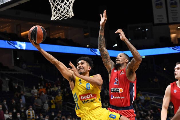 Basketball, Men, 2021 2022 season, Turkish Airlines EuroLeague matchday 16 , Alba Berlin ZSKA Moscow, v l Maodo Lo Alba Berlin , Will Clyburn ZSKA Moscow , 17 12 2021, Copyright: xSebastianxRäppold MatthiasxKochx