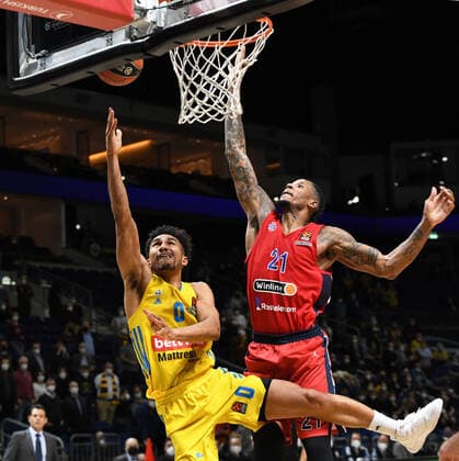 Basketball, Men, 2021 2022 season, Turkish Airlines EuroLeague matchday 16 , Alba Berlin ZSKA Moscow, v l Maodo Lo Alba Berlin , Will Clyburn ZSKA Moscow , 17 12 2021, Copyright: xSebastianxRäppold MatthiasxKochx