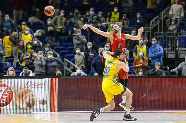 17 12 2021, xlakx, Basketball EuroLeague, Alba Berlin ZSKA Moscow emspor, v l Alexey Shved ZSKA Moscow No 91 ,Yovel Zoosman Alba Berlin No 50 duel, action, action, battle for the ball Berlin