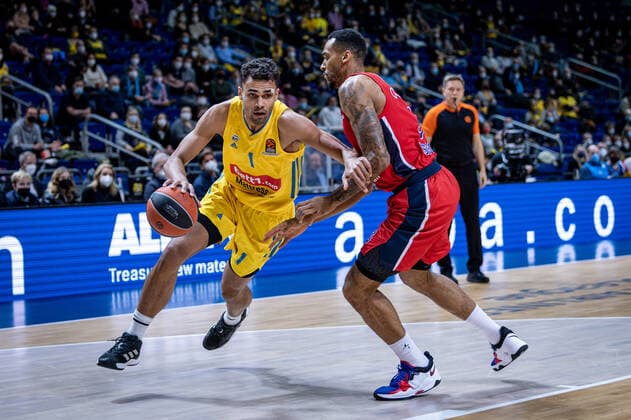 Basketball Berlin 17 12 2021 Season 2021 2022 EuroLeague 16 Matchday Alba Berlin vs ZSKA Moscow vl Oscar Da Silva Alba, No 1 , Joel Bolomboy Moscow, No 3