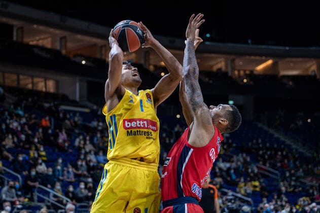 Basketball Berlin 17 12 2021 Season 2021 2022 EuroLeague 16 Matchday Alba Berlin vs ZSKA Moscow vl Oscar Da Silva Alba, No 1 , Joel Bolomboy Moscow, No 3