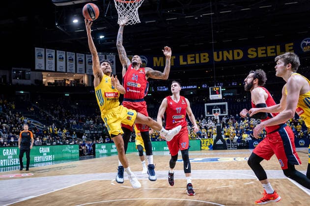 Basketball Berlin 17 12 2021 Season 2021 2022 EuroLeague 16 Matchday Alba Berlin vs ZSKA Moscow vl Maodo Lo Alba, No 0 , Will Clyburn Moscow, No 21 , Johannes Voigtmann Moscow, No 17.
