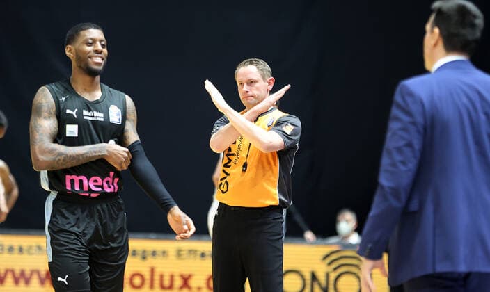 Referee Sven Rosenbaum