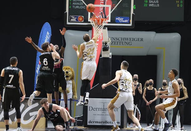 Robin Amaize Basketball Loewen Braunschweig taking a successful basket shot