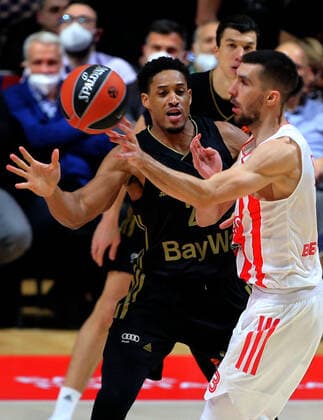 17.12.2021 Belgrade(Serbia) KK Crvena Zvezda(BC Red Star)-FC Bayern München Basketball GmbH Euroleague men s basketball Augustine Rubit(L) Bayern München ,Ognjen Dobric(R) BC Crvena Zvezda(Red Star) :S.Sandic
