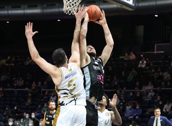 Owen Klassen Basketball Loewen Braunschweig , Martynas Sajus medi Bayreuth