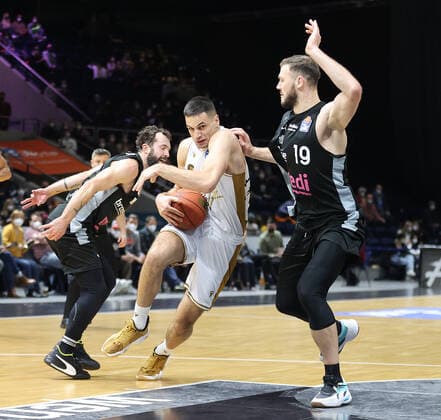 Benedikt Turudic Basketball Loewen Braunschweig gets through , right Martynas Sajus medi Bayreuth