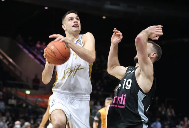 Benedikt Turudic Basketball Loewen Braunschweig , Martynas Sajus medi Bayreuth