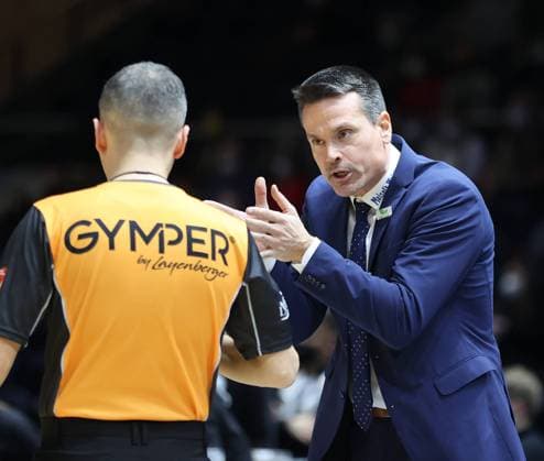 Headcoach Raoul Korner medi Bayreuth ,2 times technical foul, sending off