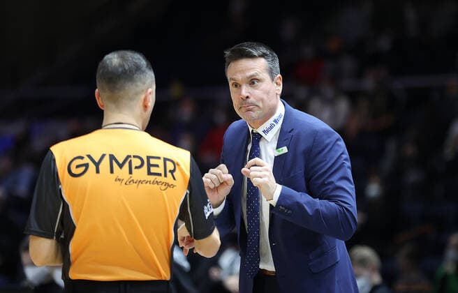 Headcoach Raoul Korner medi Bayreuth ,2 times technical foul, sending off