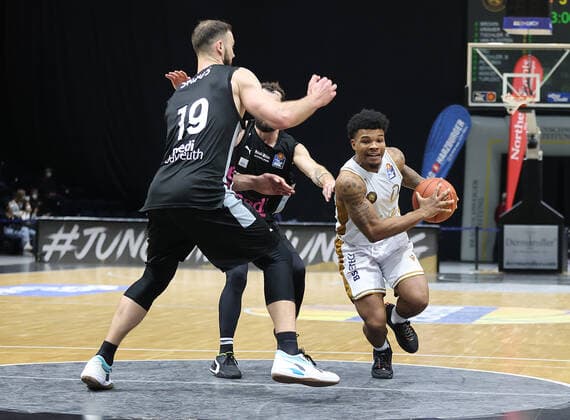 Tookie Brown Basketball Loewen Braunschweig prevails against Martynas Sajus medi Bayreuth
