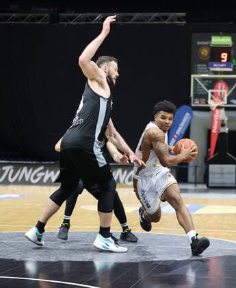 Tookie Brown Basketball Loewen Braunschweig prevails against Martynas Sajus medi Bayreuth