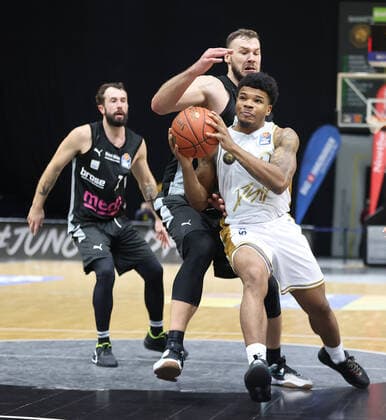 Tookie Brown Basketball Loewen Braunschweig prevails against Martynas Sajus medi Bayreuth